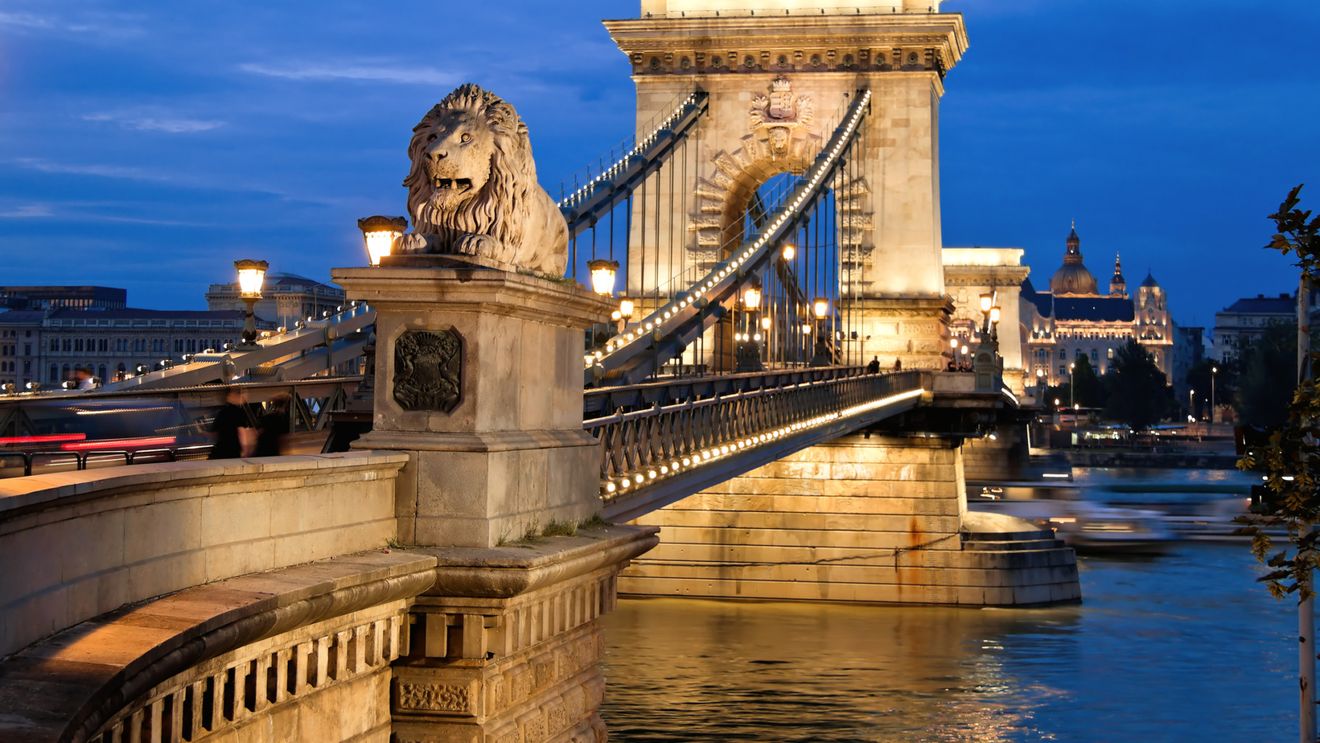 Fidesz, partidul premierului Viktor Orban, indignat că primarul Budapestei a iluminat un pod peste Dunăre în drapelul Ucrainei de ziua naţională a acesteia