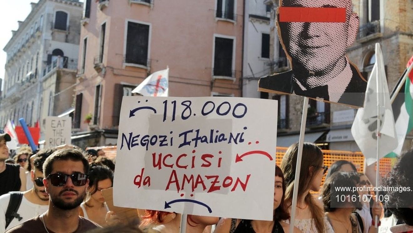 Protestatarii față de nunta lui Bezos îi cer miliardarului să „plece din laguna noastră”