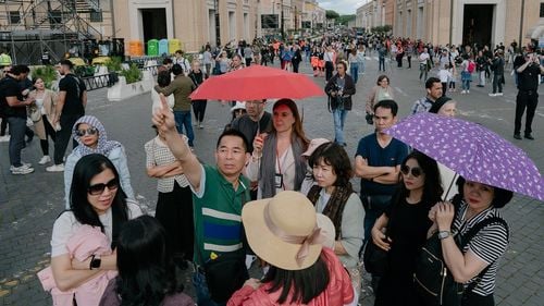 Circa 200.000 de catolici, majoritatea tineri, s-au adunat în piaţa Sf. Petru pentru a-l omagia pe Papa Francisc / ”Este o bucurie să ne amintim de Francisc”