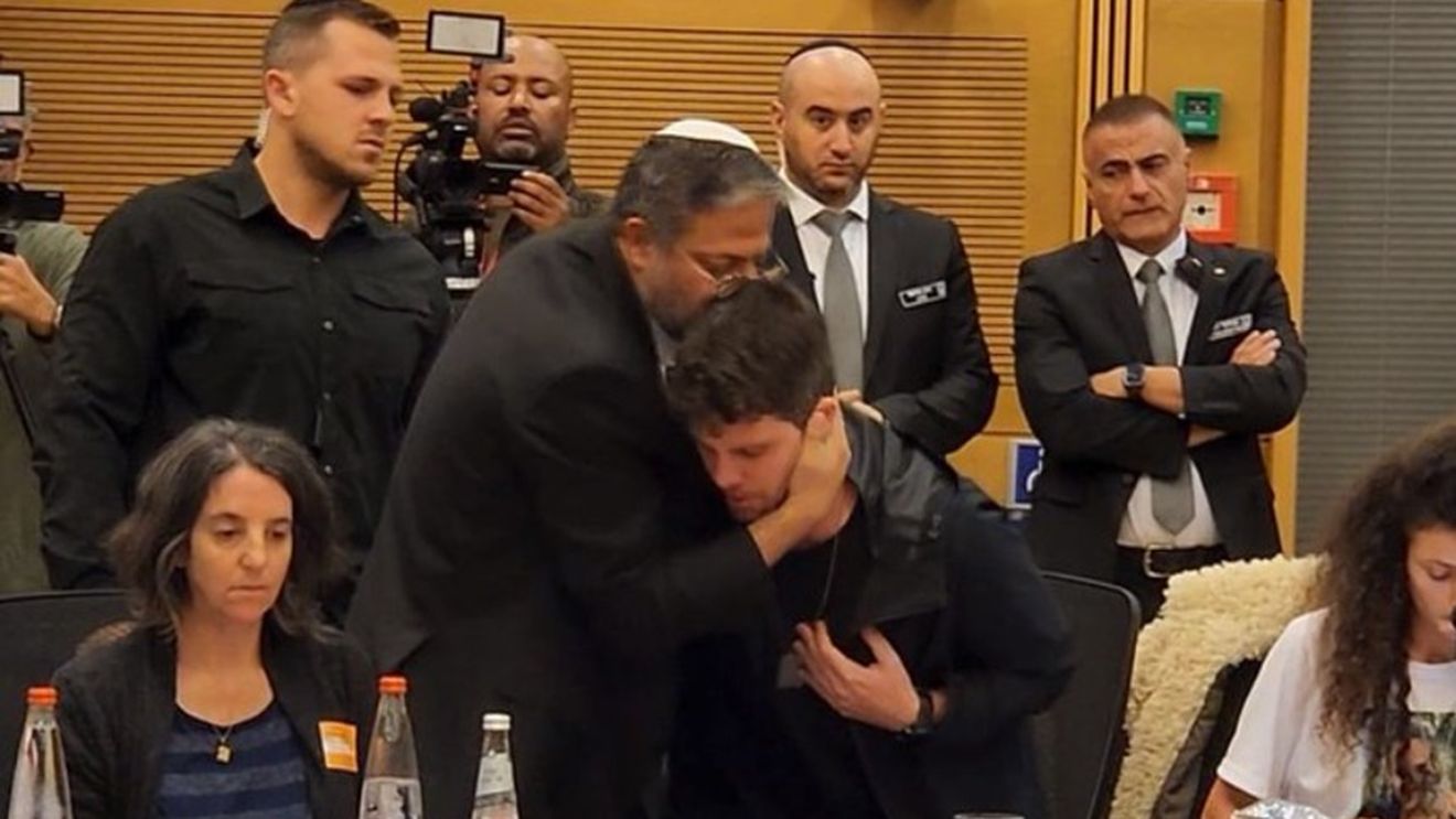 Rude ale ostaticilor Hamas s-au opus extremei drepte din Israel care vrea pedepsirea cu moartea a teroriștilor: "Ar trebui să încetezi să mai vorbeşti despre uciderea unor arabi şi să începi să vorbeşti despre salvarea unor evrei"