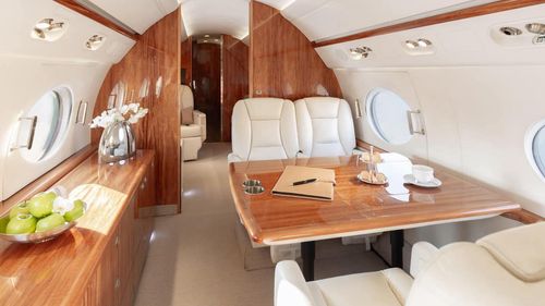 FOTO Președintele Iohannis a plecat în Emiratele Arabe cu Gulfstream G550 / Fără escală în Sibiu / Aeronava a fost închiriată de la aceeași companie luxemburgheză, Global Jet