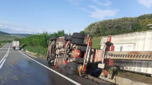 Un TIR s-a răsturnat într-o localitate din Vaslui/ Șoferul a refuzat să meargă la spital