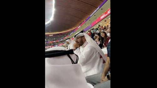 VIDEO Incident la primul meci din Cupa Mondială: Un suporter din Ecuador s-a așezat în zona cu public qatarez, strigându-le arabilor:„money, money” / Sud-americanul a fost apostrofat în mod agresiv: „taci!, taci! stai jos!” / Clipul a adunat milioane de vizualizări