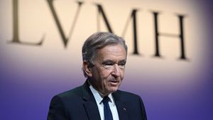 Arnault cumpără acțiuni LVMH după ce a anunțat că vrea să depășească pragul de 50%