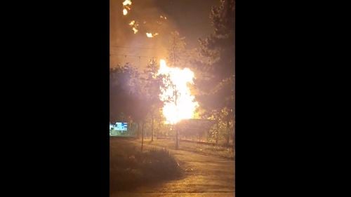 UPDATE VIDEO Pericol de explozie în oraşul Amara, în urma unor lucrări de forare care au atins o pungă de gaze  / Circa 270 de persoane, evacuate / O casă a luat foc, dar pompierii nu s-au putut apropia să stingă incendiul / Flacăra  s-a stins în jurul orei 03:00 dimineața