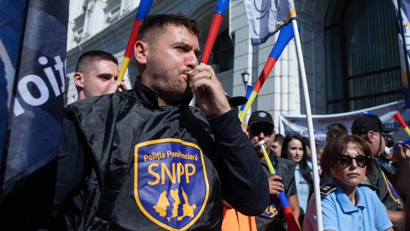 Miting de protest la Guvern al angajaţilor de la Agenţiile pentru Protecţia Mediului, Oficiul Registrului Comerţului, Arhivele Naţionale, CNCD şi din Sport şi Tineret. Sindicaliștii cer salarii mai mari