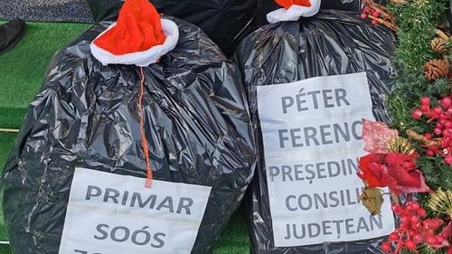 Cadou de Crăciun dăruit primarului din Târgu Mureş de un consilier local: Am adus şase saci cu gunoi, pe care i-am pus în faţa Primăriei şi i-am înmânat 6.000 de fotografii cu mormanele de gunoi din oraş