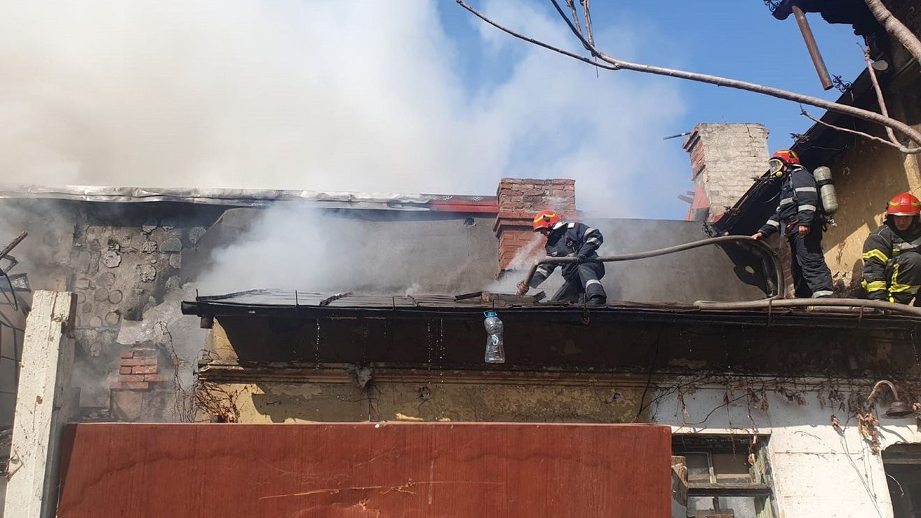 Incendiu puternic în Capitală/ Focul s-a propagat la cinci case/ Presiune scăzută în hidranții stradali / Sunt mobilizate 12 mașini de pompieri / Nu sunt victime