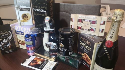 FOTO Protocol de lux cu șampanie Moet și pateu de gâscă în plină criză economică trimis de Direcția Copilului din Sectorul 6. Șefa Direcției e unul dintre bugetarii cu cele mai mari salarii din România