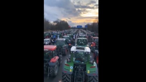 VIDEO Agricultorii francezi blochează o autostradă care face legătura între Paris și Lille, către Belgia sau Anglia