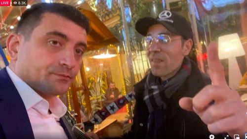 Simion, prin Centrul Vechi din Capitală: „Stați la locurile voastre, nu ieșiți din case, voi aveți alte planuri. Nu e, mă tată, trafic pe aici, hai că eu o iau spre Universitate și mă duc să bag somn” / După ce un individ îi cere niște bani: „Du-te la muncă, ai două mâini, două picioare”