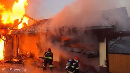 Suceava: Un atelier de mobilă din localitatea Pătrăuți a ars într-un incendiu