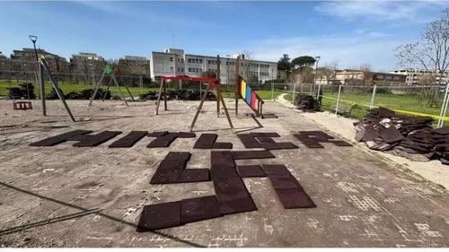 Mesaje fasciste într-un parc pentru copii din Italia / Primar: ”Este o insultă inacceptabilă pentru întreaga noastră comunitate”