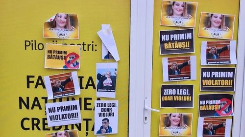 Noul sediu al AUR din Craiova, vandalizat înainte de a fi inaugurat de George Simion. Au fost lipite afișe cu mesaje ca „Nu primim violatori” sau „Nu primim bătăuși” / AUR acuză PSD