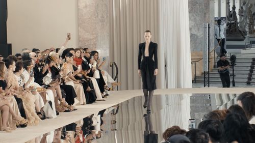 Casa Schiaparelli şi corsetele sale din silicon au deschis Săptămâna Modei haute couture de la Paris
