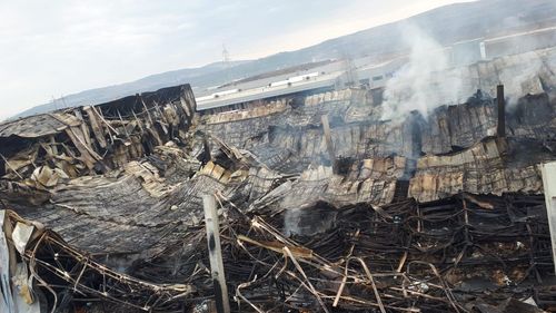 VIDEO Incendiul de la fabrica Solina. Pompierii se luptă cu focul de mai bine de 50 de ore