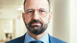 VIDEO Apel emoționant la vot al medicului Radu Lupescu, stabilit în Franța: Dacă tata ar trăi, și-ar suna toate rudele și toți prietenii să voteze împotriva unui candidat care vrea să ne ducă cu 35 de ani în urmă