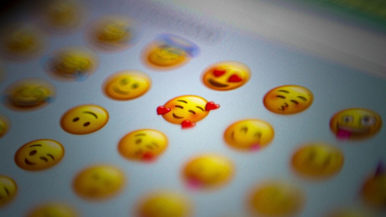 STUDIU Ce emoticoane sunt ”pe cale de dispariție” în Europa și în lume/ Cum sunt unele emoji-uri cooptate de organizații care propagă discursul urii
