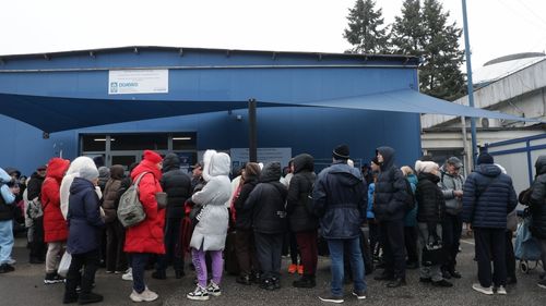 VIDEO Tot mai mulți refugiați ucraineni ajung în București, dar tot mai puțini oameni donează pentru aceștia / Cosmina Simiean, coordonatoarea centrului de la Romexpo: Zilnic vin 1.000 - 1.200 de persoane. Avem probleme în a asigura un minim de mâncare și produse de igienă