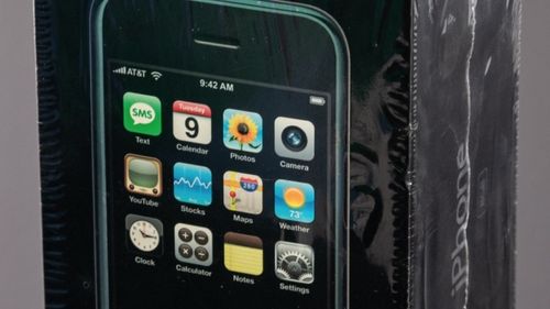 Un iPhone din prima generație, aflat în ambalajul original și încă sigilat, a fost vândut la licitație cu 63.000 de dolari / În 2007, telefonul a costat 599 de dolari / Estimările arătau că poate fi vândut cu 50.000 de dolari