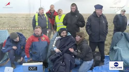 VIDEO Trei dintre ocupanţii staţiei spaţiale internaţionale s-au întors pe Pământ la bordul unei navete „Soyuz”. Dan Pettit a revenit pe Terra în ziua în care a împlinit 70 de ani