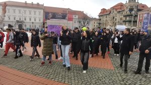 VIDEO Circa 100 de adolescenți protestează la Timișoara și cer ca minorii sub 14 ani să răspundă penal, după crima în care unul dintre suspecți are 13 ani / „Criminali, la pușcărie!”