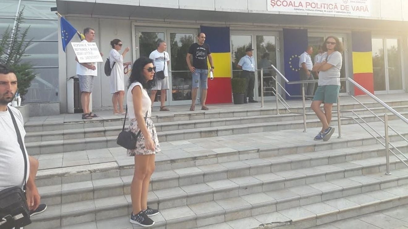 VIDEO Viorica Dăncilă, huiduită de protestatari la ședința din Mamaia a femeilor social-democrate