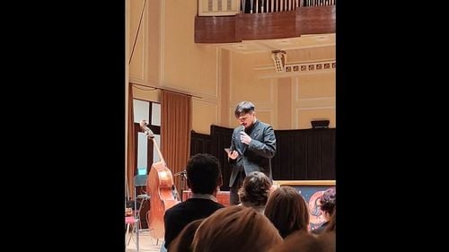 VIDEO Artistul Bogdan Simion a îngenuncheat în fața spectatorilor la un concert din Arad și le-a cerut să nu voteze cu candidații extremiști. El le-a vorbit despre fostul premier I.G. Duca, asasinat de legionari