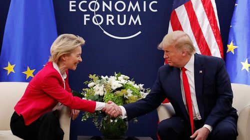 Ursula von der Leyen şi Donald Trump se întâlnesc în Scoţia, pentru discuţii privind un acord comercial UE-SUA / Posibil acord care prevede taxe vamale de bază de 15 % pentru produsele europene - surse