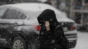 Clujul sub zăpadă / Emil Boc îi amenință cu amenzi pe cei care nu deszăpezesc trotuarele din fața caselor: ”Prima dată aplicăm avertismentul. Apoi venim cu chitanțierul”