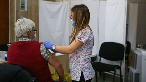 Vaccinarea la liber cu AstraZeneca începe vineri: orice persoană se poate prezenta la un centru care are locuri disponibile