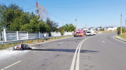 Starea motociclistului rănit în accidentul în care a fost implicată Monica Macovei este gravă