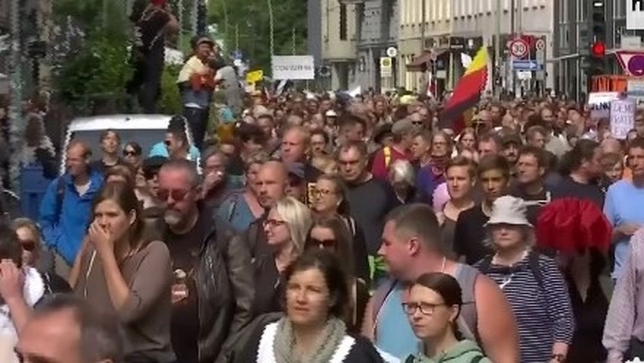 Câteva mii de manifestanţi au protestat la Berlin împotriva restricțiilor, cum ar fi cerința de a purta mască, încălcând regulile de distanțare socială
