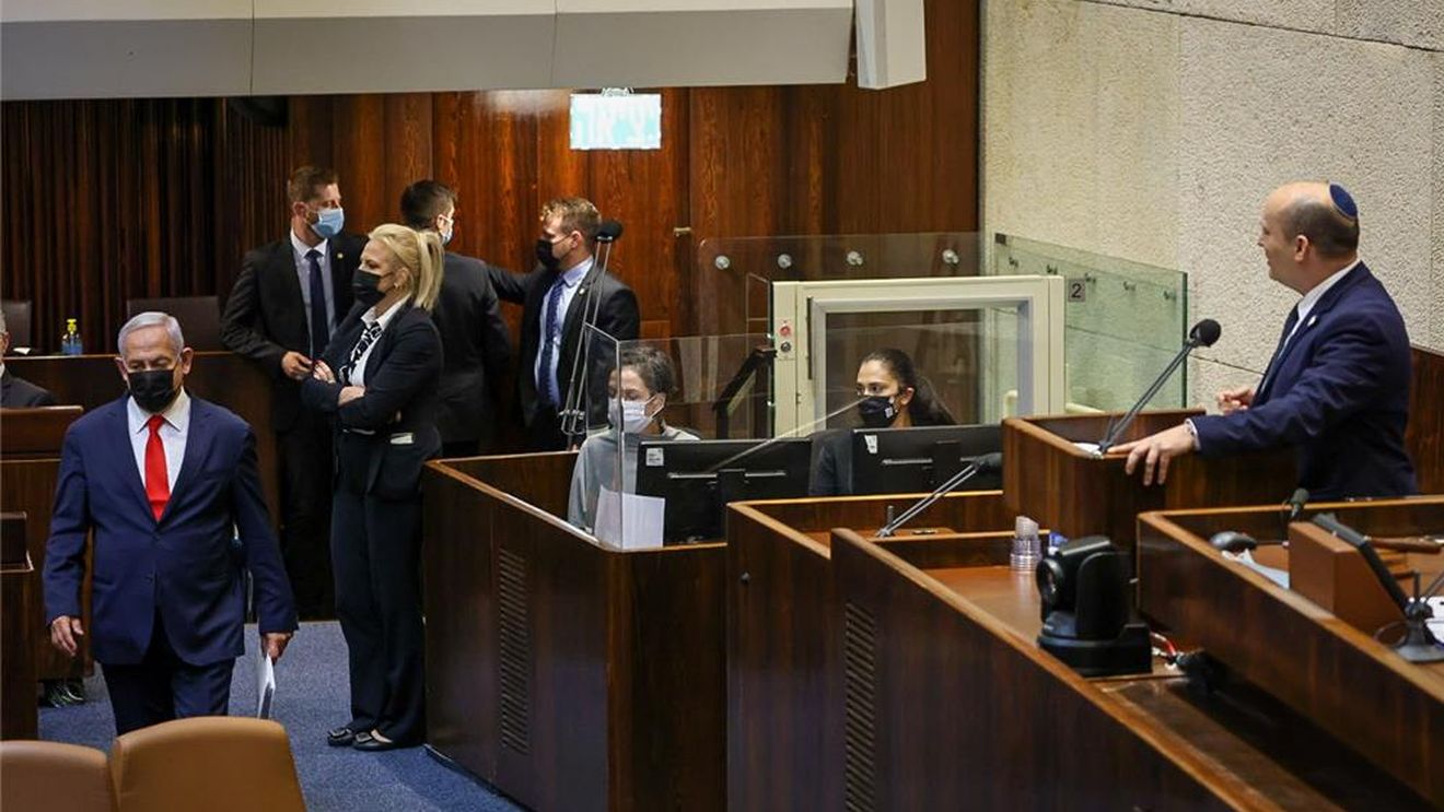 Parlamentul Israelului adoptă primul buget național după trei ani și jumătate și evită un nou scrutin anticipat. Liderul opoziției, Benjamin Netanyahu, a votat din greșeală pentru