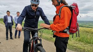 După un traseu cu bicicleta pe Via Transilvanica, Secretarul general adjunct al NATO, Mircea Geoană, în vizită la Baza 71 Aeriană de la Câmpia Turzii: Când vizitez ţări aliate, şi cu atât mai mult ţara noastră, România, vizitez unităţi militare
