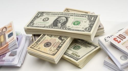 Guvernatorul Băncii Naționale a Moldovei, Octavian Armașu, a fost demis de Parlament cu un vot transpartinic. El e acuzat că a tărăgănat cercetările legate de furtul unui miliard de dolari din băncile moldovene