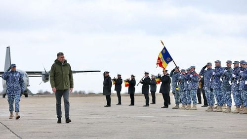 Marcel Ciolacu, la Baza Kogălniceanu: Români, americani, italieni şi francezi se antrenează împreună, fac misiuni împreună, mănâncă împreună / Este răspunsul comun al lumii libere şi democratice în faţa agresiunii unui tiran nebun