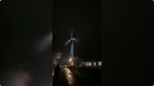 VIDEO Pericol în curtea unui cămin cu 72 de bătrâni din judeţul Constanţa: Rotorul şi elicea eolienei care funcţiona necotrolat din cauza vântului au căzut în curtea căminului/ Vârstnicii relocaţi, transportaţi înapoi