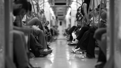 Cărți de citit în metrou, oferite de Biblioteca Metropolitană / Volumele pot fi luate acasă, condiţia fiind ca ele sa fie aduse înapoi sau să fie înlocuite cu alte cărți