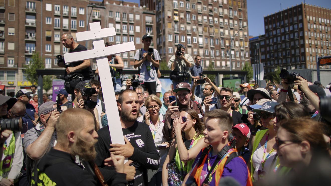 FOTO UPDATE Aproximativ 200.000 de persoane au participat la Budapest Pride, printre care 70 de deputați europeni și numeroși diplomați / În fruntea manifestaţiei s-a aflat primarul Budapestei, însoţit de Yolanda Díaz, vicepremierul spaniol / Premierul ungar Viktor Orban a fost ironizat într-o operă de artă stradală