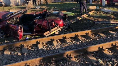 O maşină în care se aflau o femeie și un copil a fost lovită de tren, ambii rămânând încarceraţi/ Victimele au ajuns la spital