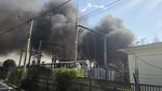 Incendiu la un punct de transformare electrică din Pucioasa / Locuitorii din zonă, evacuați / Degajări mari de fum