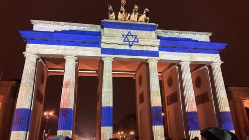Poarta Brandenburg, în culorile drapelului israelian, după atacul declanșat de organizația teroristă Hamas