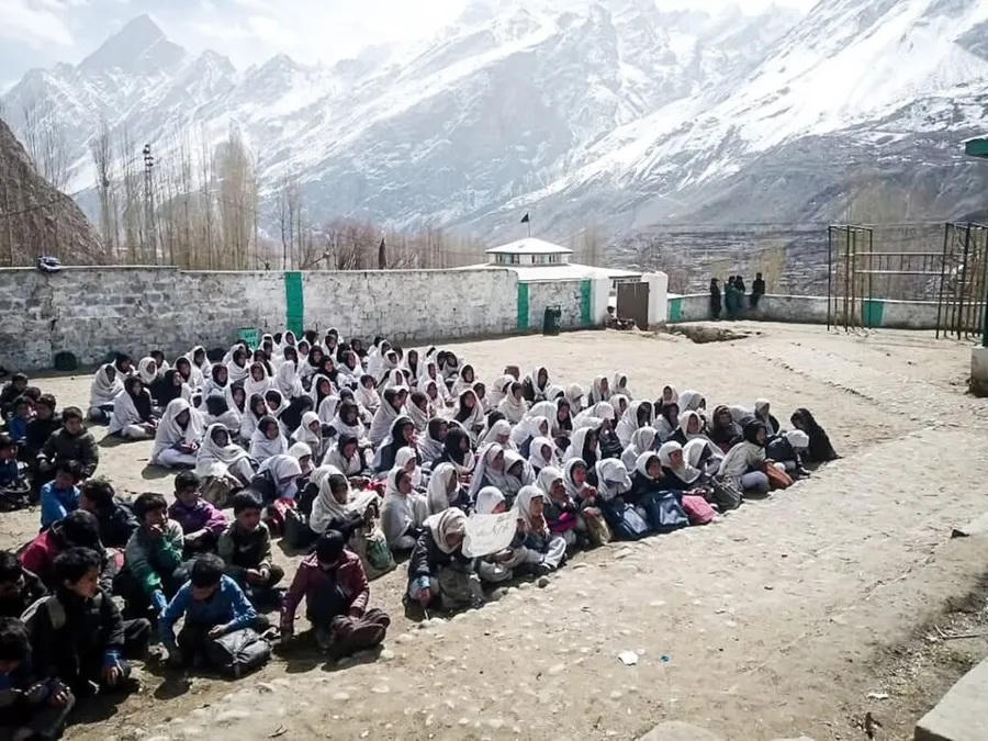 Copii la școala din Askole cu munții Karakorum în fundal / foto: Ali Muhammad