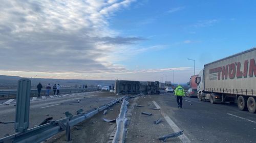 FOTO Autocamion răsturnat pe A1, între Sibiu și Sebeș / Șoferul a fost descarcerat și dus la spital în stare de inconștiență