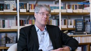 ”Este un moment de cotitură în istoria Bisericii Ortodoxe Române”. Istoricul Oliver Jens Schmitt despre relația bisericii cu AUR și cu Rusia / Influența BOR în stat e la apogeu, dar scade în societate / AUR a fost identificat ca un factor de violență