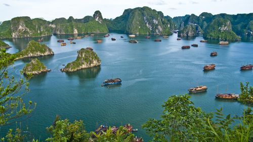 Cel puțin 37 de morți în urma răsturnării unei ambarcațiuni turistice în Golful Ha Long din Vietnam / Autoritățile continuă operațiunile de salvare