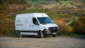 Din vie la cramă și apoi în paharul clienților, pe drum electric. Crama Liliac duce gustul Transilvaniei mai departe cu eSprinter