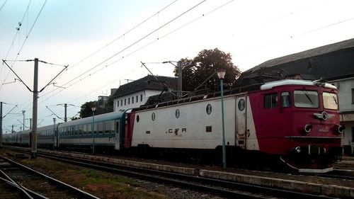 Noi reguli la CFR pe perioada stării de urgență: Un loc ocupat, un loc liber/ Se suplimentează numărul de vagoane cu 25 pentru trenurile de navetă