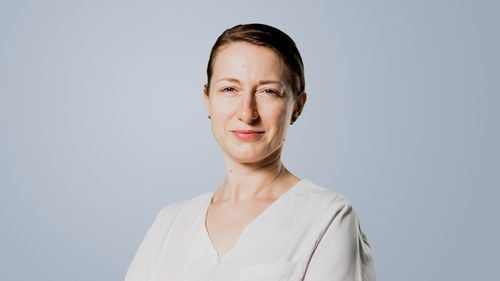 #MediciBuni dr. Alina Posea, reumatolog MedLife: „Oamenii care lucrează cu tastaturile sunt pianiștii lumii moderne. Asta creează o presiune pe tendoanele noastre și o uzură care apare în timp, chiar dacă avem o poziție corectă”